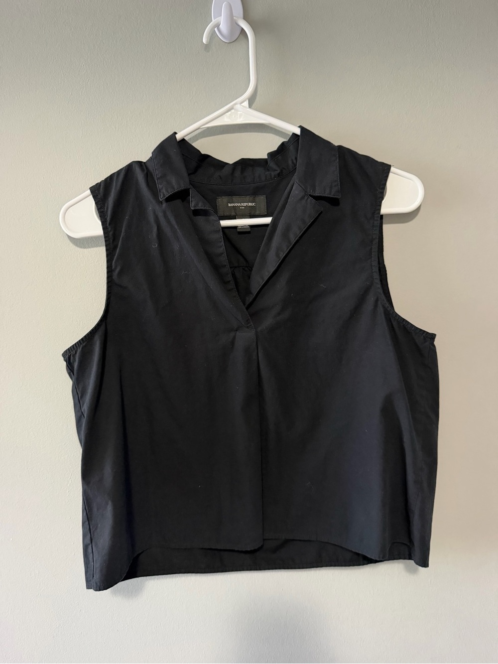 Banana Republic Black Sleeveless Collared V-Neck Top